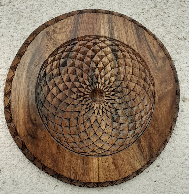 Duchowa sztuka ścienna, drewniana mandala, rzeźbiona w orzechu mandala, sztuka fantasy, siatka kryształowa, żywa sztuka ścienna z drewna, dekoracja artystyczna na parapetówkę. zdjęcie 1