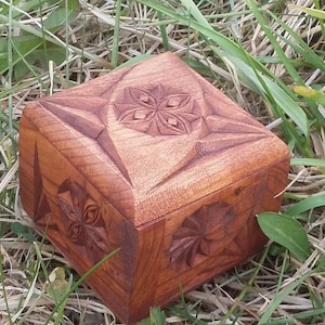 Portagioielli, scatola per anello di fidanzamento, scatola per anello nuziale, mini scatola intagliata, custodia in legno, piccolo scrigno, intagliato, fatto a mano, intagliato con coltello