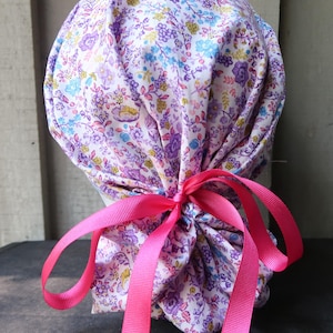 Bonnet exfoliant pour queue de cheval à fleurs violette avec bretelles réglables, Bonnet Européen, Bonnet Infirmière, Bonnet Dentiste, Bonnet CRNA, Casquette Mignon