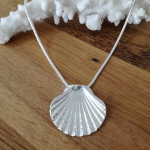 Jakobsmuschel Muschel Silber Anhänger mit Schlangenkette, Muschel Anhänger, Silber Anhänger, Strand Schmuck, Muschel Schmuck, Geschenke für sie, natürliche Anhänger