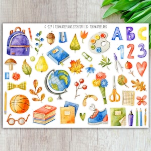 Può includere: Adesivi ad acquerello con illustrazioni a tema scolastico. Include uno zaino viola, libri, un mappamondo, un pallone da basket e le lettere ABC e i numeri 123. Include anche una matita, forbici e un mazzo di fiori.