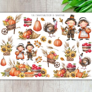 Peut inclure: Une planche d'autocollants sur le thème de l'Action de grâce avec des citrouilles, des dindes, des tournesols et des personnages de pèlerins. Les autocollants comprennent des images d'une brouette remplie de citrouilles et de pommes, d'une corne d'abondance et d'une tarte. Le texte "T-196 | TINYKATEPLANS.ETSY.COM | IG: TINYKATEPLANS" est visible.