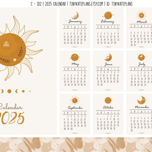 K&ouml;nnte beinhalten: Ein druckbarer Kalender f&uuml;r 2025 mit einem himmlischen Thema. Jeder Monat zeigt ein anderes Himmelsk&ouml;rper, wie Sonne, Mond oder Planet, in einem minimalistischen Stil. Der Kalender ist in einer warmen Farbpalette mit beigefarbenem Hintergrund und goldenen Akzenten gestaltet.