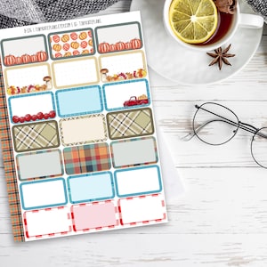 Peut inclure: Une feuille d'étiquettes imprimables sur le thème de l'automne. Les étiquettes présentent différents motifs, notamment des citrouilles, du tissu écossais, des feuilles et un camion rouge. Les étiquettes sont parfaites pour organiser et décorer pour la saison d'automne.