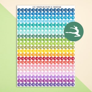 Könnte beinhalten: Ein Blatt mit bunten runden Aufklebern mit einer weißen Silhouette einer Tänzerin im Spagat. Die Aufkleber sind in Reihen zu 10 angeordnet, wobei jede Reihe eine andere Farbe hat. Die Farben umfassen Blau, Grün, Gelb, Orange, Rot, Rosa, Lila und Türkis. Der Text "ETSY.COM | JC | TINYKATEPLANS" befindet sich oben auf dem Blatt.