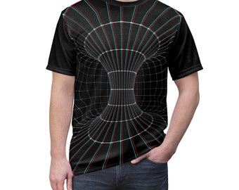 Può includere: Una maglietta nera con un design di illusione ottica 3D di un motivo a griglia che forma un tunnel. La griglia è composta da linee rosse, blu e bianche.
