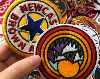 Naszywki haftowane na zamówienie: aplikacje do prasowania, dostępne hurtowo