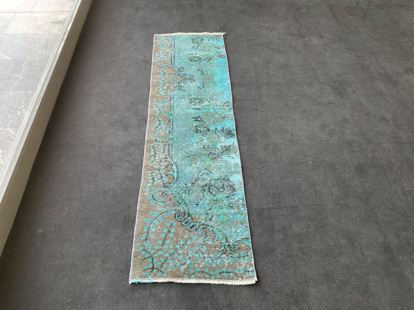 ブルーのオーバーダイウールランナーラグ：ヴィンテージトルコ廊下敷き