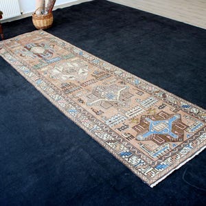 Tapis de couloir Oushak beige-brun 90 x 335 cm, style oriental vintage, en laine et coton, idéal pour entrée ou couloir.