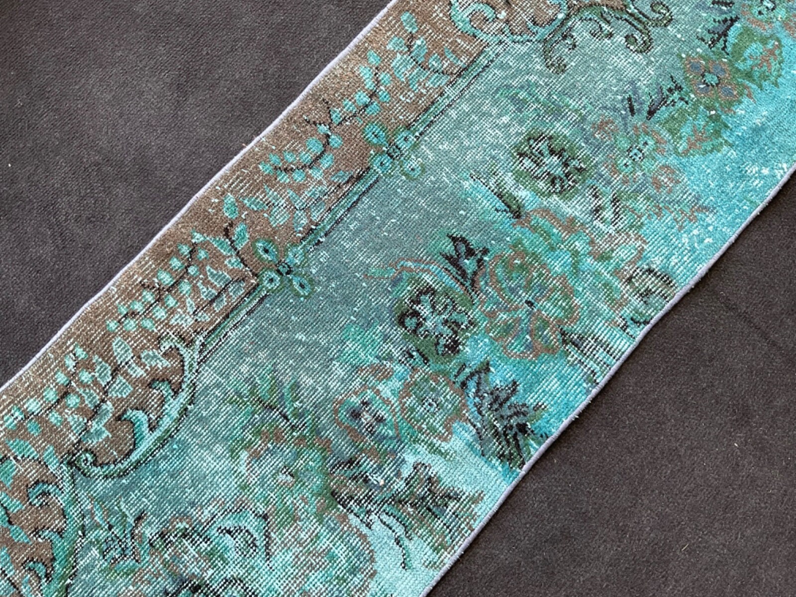 ブルーのオーバーダイウールランナーラグ：ヴィンテージトルコ廊下敷き