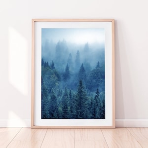 Wald-Druck, Blauer Wald Kunst Poster, blaue Wandkunst, Indigo Wald Druck, Nebel Wald, abstrakt, modern, Home Office Dekor, druckbare Kunst