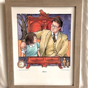 Może przedstawiać: Ilustracja w ramie przedstawiająca mężczyznę i dziewczynkę. Mężczyzna ma na sobie beżowy garnitur i okulary. Dziewczynka ma na sobie niebieską sukienkę. Ilustracja przedstawia wnętrze z drewnianym kredensem i zegarem. Pod ilustracją znajduje się napis "Atticus".