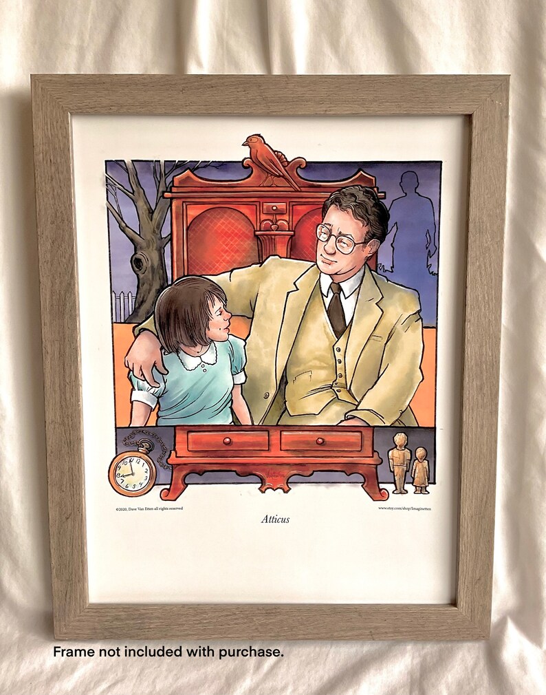 Może przedstawiać: Ilustracja w ramie przedstawiająca mężczyznę i dziewczynkę. Mężczyzna ma na sobie beżowy garnitur i okulary. Dziewczynka ma na sobie niebieską sukienkę. Ilustracja przedstawia wnętrze z drewnianym kredensem i zegarem. Pod ilustracją znajduje się napis "Atticus".