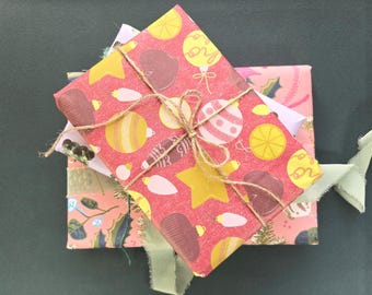 Set di carta da regalo ecologica con palline di Natale, fiori e abeti | 3 fogli di carta da regalo natalizia formato A2