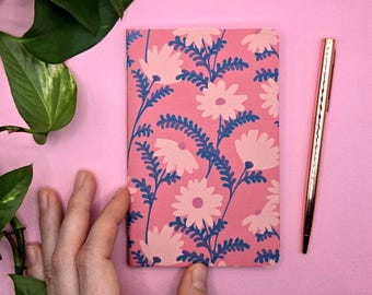 Handgemachtes Pocket Notizbuch mit pinkem Gänseblümchen Motiv, wähle dein Papier und die Lineatur