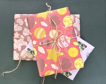 Verspielter Geschenkpapier Mix mit Keksen, Christbaumkugeln und Tannenbäumen | 3 Bögen A2 Weihnachtliches Verpackungspapier