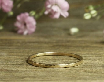 Hammered 1mm Band in 9ct or 18ct Solid Gold / 9k and 18k Solid Gold Ring / 375 / 750 / Dainty Stacking Ring / Wedding or Engagement Ring