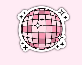 Op de afbeelding: Een roze discobal-sticker met een rasterpatroon en steraccenten. De sticker heeft een witte rand en is geplaatst tegen een lichtroze achtergrond. Het ontwerp is een leuke, retro-thema grafiek.