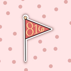 Op de afbeelding: Een rode vlag in de vorm van een pennant met een witte rand en het gele nummer "816" erop. De vlag is bevestigd aan een witte stok.