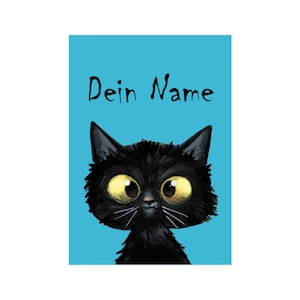 Könnte beinhalten: Eine schwarze Katze mit großen gelben Augen und einer weißen Nase schaut in die Kamera. Der Hintergrund ist hellblau. Der Text "Dein Name" ist in Schwarz über der Katze geschrieben.