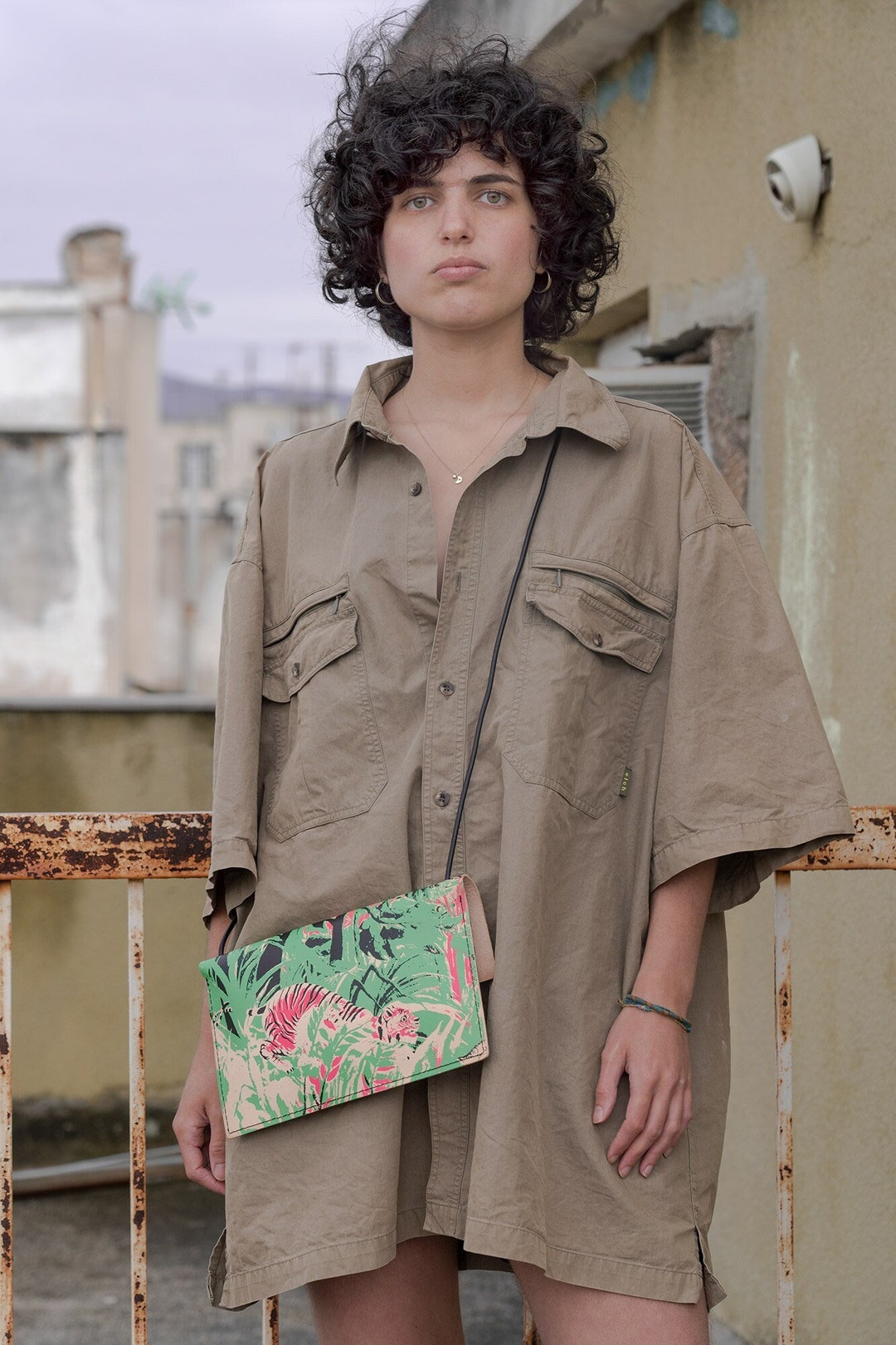 Leren kleine crossbody tas, schouder handtas, minimalistisch design /  Rousseau's Pink Tiger - Etsy België, image size:1080x1621