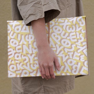 Cartera tipo sobre / maletín de cuero para sus documentos de trabajo, computadora portátil, tableta / bolso de gran tamaño / bolso de negocios. Alfabeto griego imagen 2