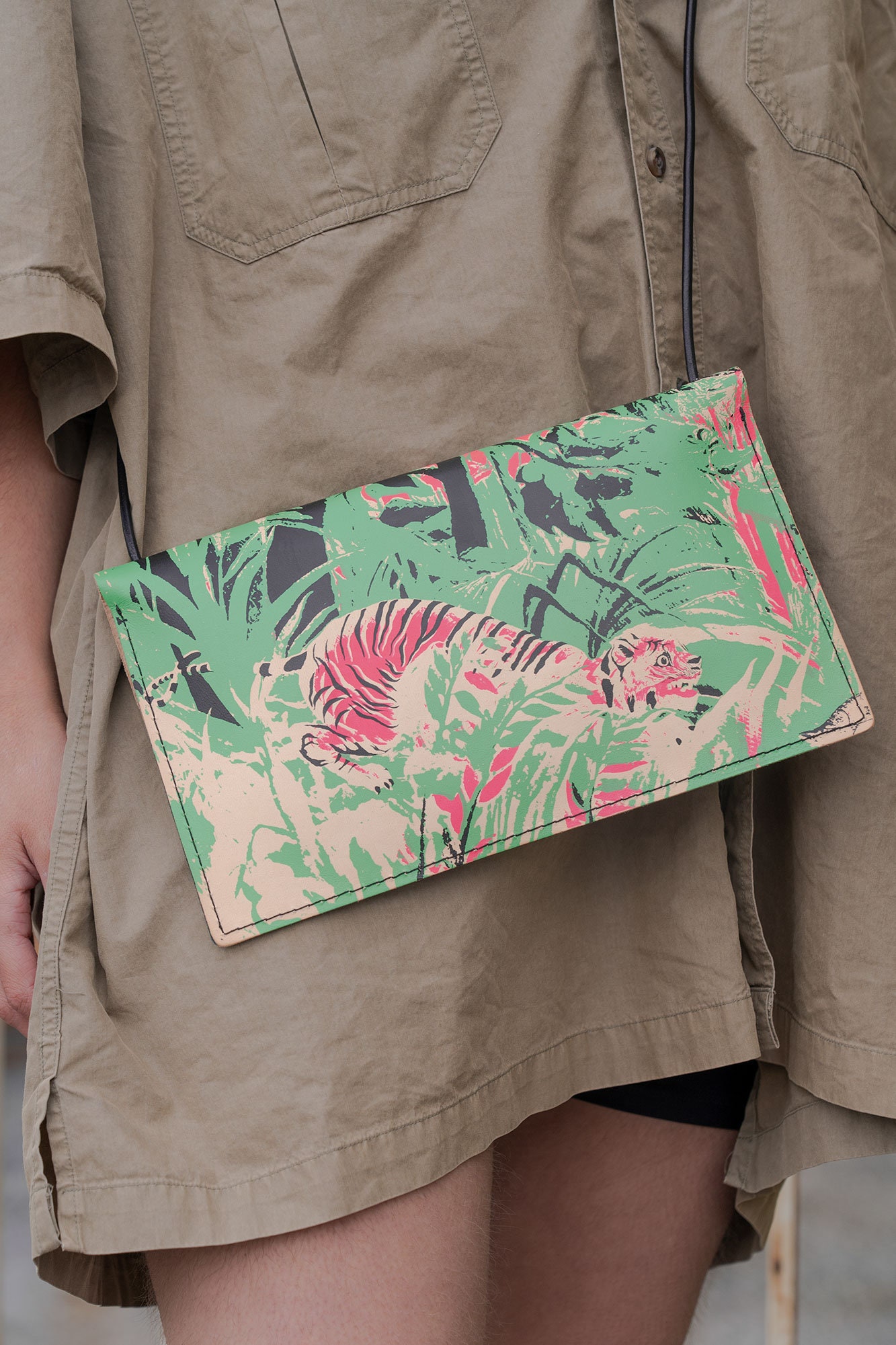 Leren kleine crossbody tas, schouder handtas, minimalistisch design /  Rousseau's Pink Tiger - Etsy België, image size:1333x2001