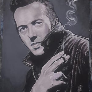 Może przedstawiać: Czarno-biały portret mężczyzny w czarnej skórzanej kurtce, trzymającego zapalonego papierosa. Dym unosi się w górę. Dzieło sztuki jest podpisane w prawym dolnym rogu.