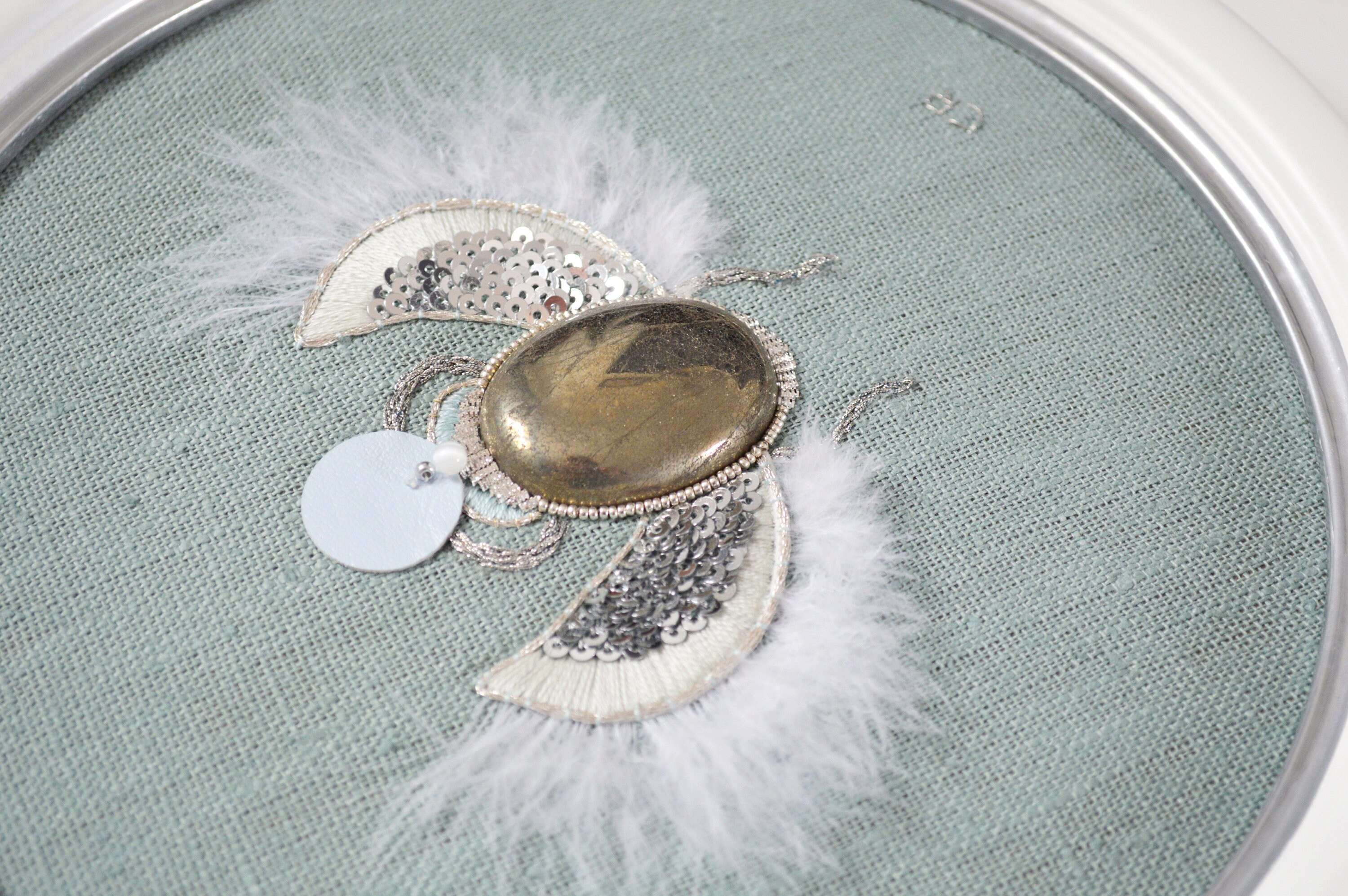 Scarabée Ailé en Broderie Main/Tableau Brodé Inspiration Antique Egypte Ancienne