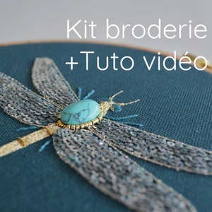 Peut inclure: Kit de broderie de libellule turquoise et argent avec un tutoriel vidéo. La libellule est réalisée avec des paillettes et des perles, et la pierre turquoise est sertie dans une bélière dorée.