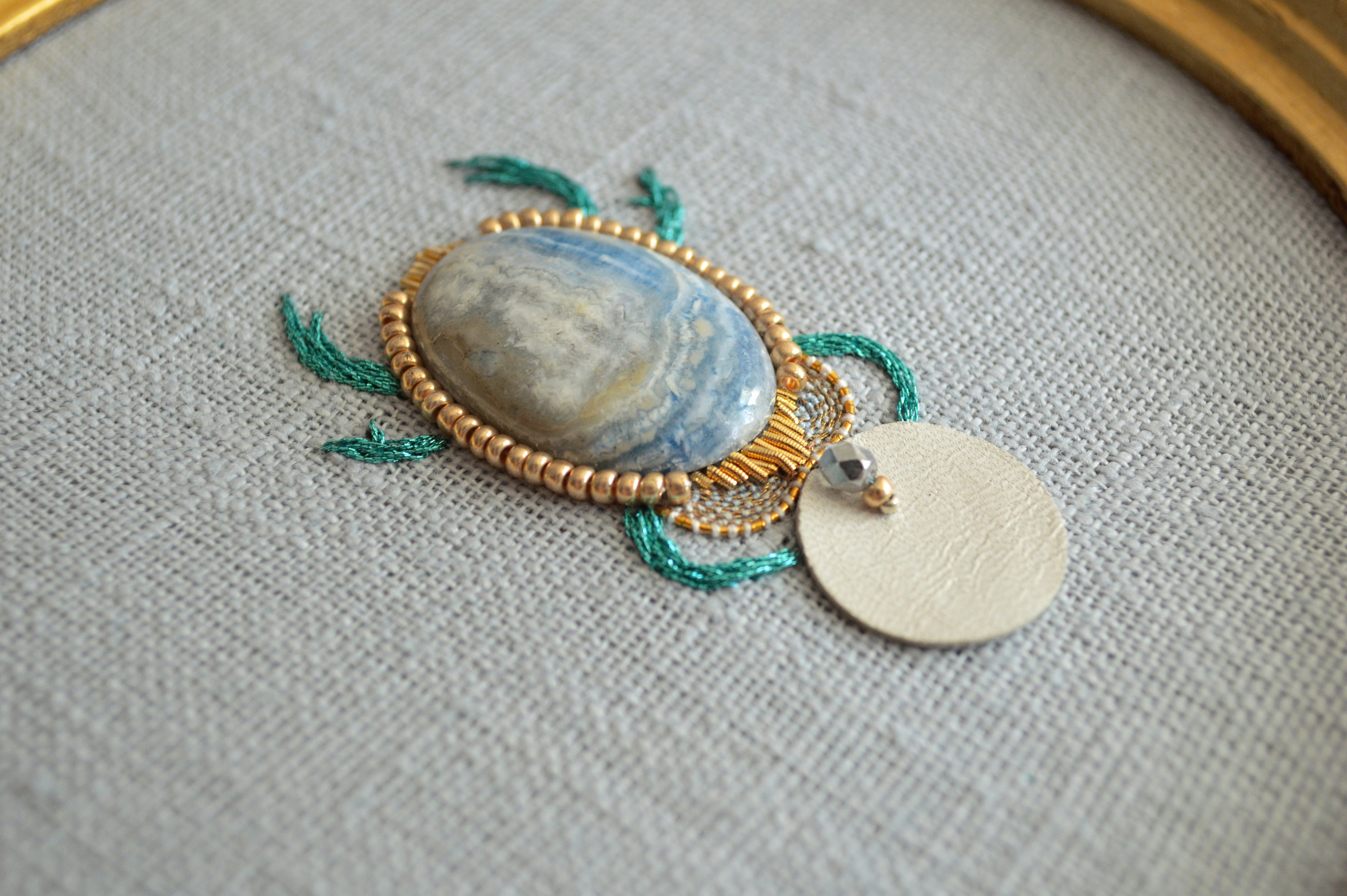 Tableau en Broderie Main/Scarabée Brodé Dans Cadre Rond Doré Lapis Lazuli