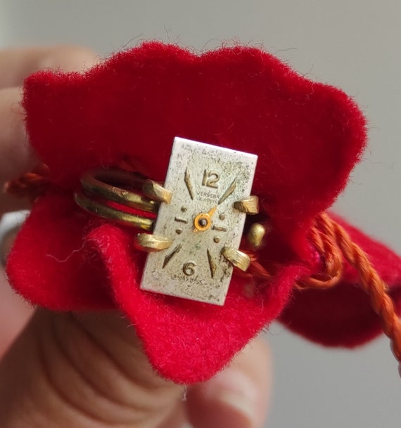 Adjustable ring, by woman , with clock face, in go