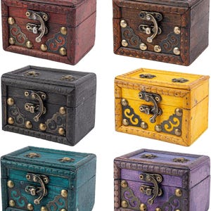 Puede incluir: Seis pequeñas cajas decorativas de madera en varios colores: rojo, marrón, negro, amarillo, turquesa y morado. Cada caja presenta un cierre metálico, adornos en las esquinas y tachuelas decorativas, sugiriendo un estilo vintage. Las cajas son rectangulares con tapas con bisagras.