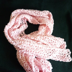 以下が含まれることがあります： 繊細な透かし模様のピンクのクロシェ編みスカーフ