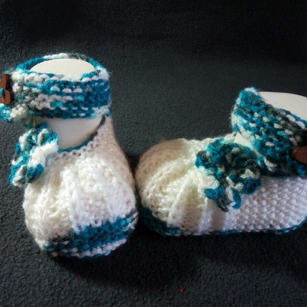 Chaussures de bébé tricotées bleu-blanc, fait main, longueur de semelle 9 cm, nouveau - tricoté / crocheté