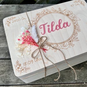 Erinnerungs Kiste aus Vollholz / individuell gestaltet / Geschenk zur Geburt / Geld Geschenk / Baby Namensgeschenk
