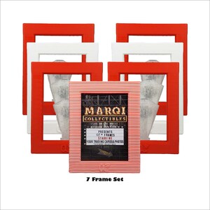 Puede incluir: Un conjunto de siete marcos de fotos rojos y blancos. Un marco muestra el texto "MARQI COLLECTIBLES" y "Presents QT Frames Starring Your Trading Cards & Photos". El conjunto incluye un marco con rayas rojas y blancas y el texto "7 Frame Set".