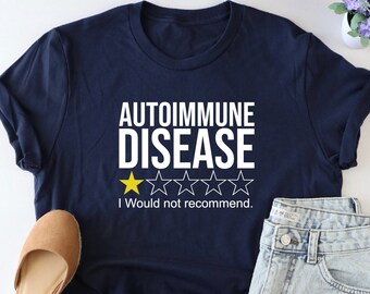 Op de afbeelding: Een marineblauw T-shirt met de tekst "AUTOIMMUNE DISEASE" en een beoordeling van één ster. De tekst onder de beoordeling luidt "Ik zou niet aanbevelen."