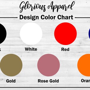Op de afbeelding: Kleurenkaart met verschillende kleuren die beschikbaar zijn voor kledingontwerpen. De kleuren zijn zwart, wit, rood, marineblauw, goud, roze goud en oranje.