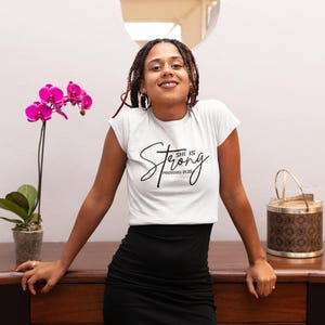 Ella es fuerte, ropa cristiana, camisetas cristianas, camisetas cristianas, ropa religiosa, ropa de Jesús, fe, camisetas cristianas, agradecido imagen 5