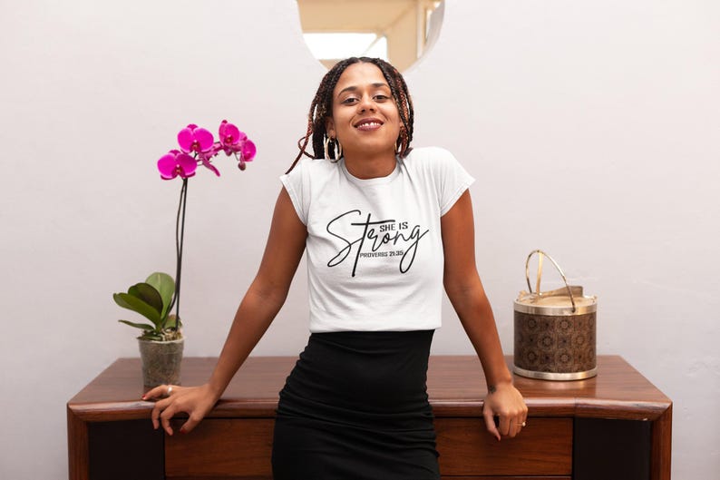 Ella es fuerte, ropa cristiana, camisetas cristianas, camisetas cristianas, ropa religiosa, ropa de Jesús, fe, camisetas cristianas, agradecido imagen 5