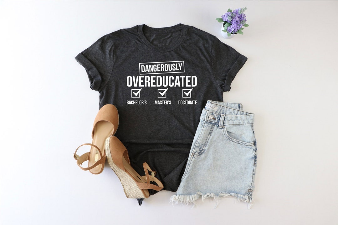 T-Shirt 'Dangerously Overeducated' - University Graduate PHD - Unisexe - Coton - Royaume-Uni