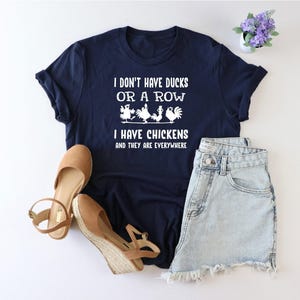 Camiseta "No tengo patos ni una fila", camiseta "Pollo por todas partes", camiseta divertida de mamá gallina, camiseta de la loca de las gallinas, camiseta de los entusiastas de las gallinas, mamá imagen 1