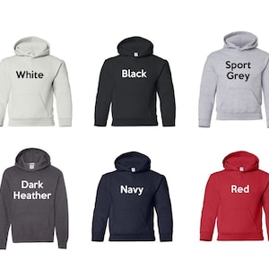 Op de afbeelding: Zes verschillende kleuren hooded sweatshirts. De kleuren zijn wit, zwart, sport grijs, donker grijs, marineblauw en rood. Elke sweatshirt heeft de kleur naam op de voorkant gedrukt.