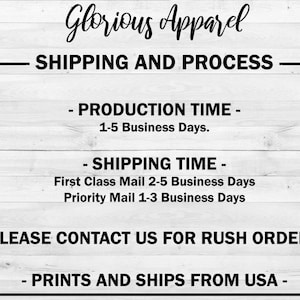 Op de afbeelding: Tekst op een witte houtnerf achtergrond met de woorden "Glorious Apparel" en "Verzending en proces". De tekst geeft de productie- en verzendtijden voor bestellingen weer. Er staat ook "Neem contact met ons op voor spoedbestellingen" en "Gedrukt en verzonden vanuit de VS."