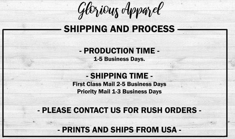 Op de afbeelding: Tekst op een witte houtnerf achtergrond met de woorden "Glorious Apparel" en "Verzending en proces". De tekst geeft de productie- en verzendtijden voor bestellingen weer. Er staat ook "Neem contact met ons op voor spoedbestellingen" en "Gedrukt en verzonden vanuit de VS."
