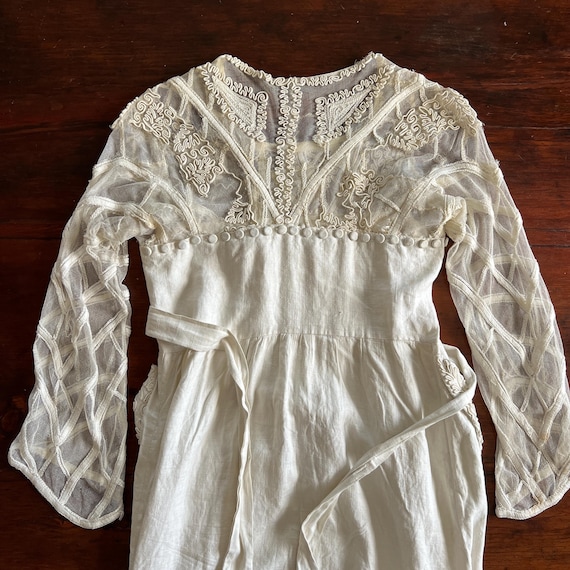 1910s/1920s Antique Linen and Lace Embroidered Dr… - image 4