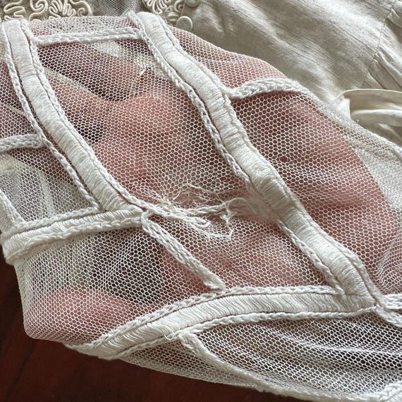 1910s/1920s Antique Linen and Lace Embroidered Dr… - image 7