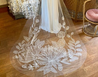 LOTUS - 刺繍入り花柄ウェディングベール - バラの花、印象的なブライダルベール