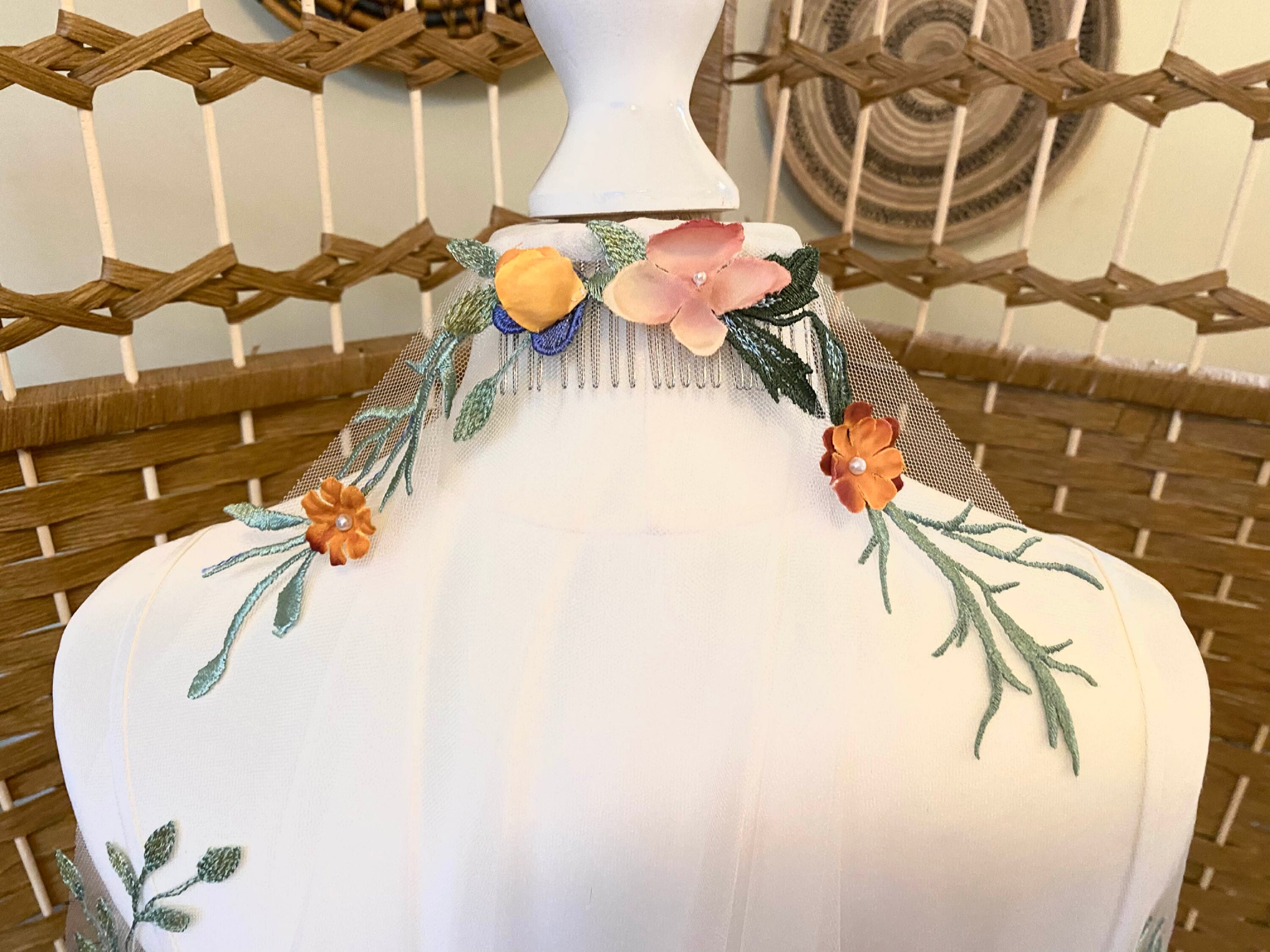 PAPAVER - 色鮮やかな野花刺繍のウェディングベール。花の縁取り